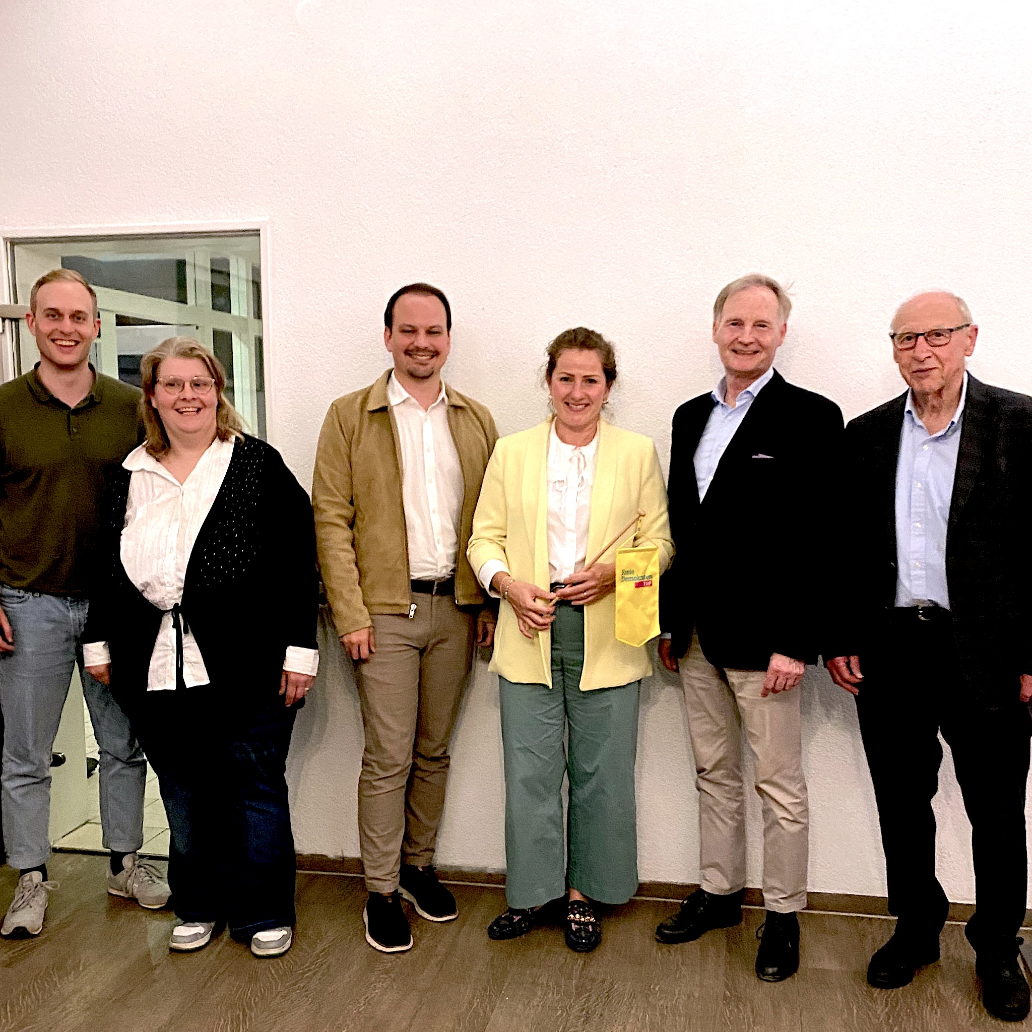 Foto der zwei Kandidaten, und Mitglieder der FPD-Neu-Ulm.