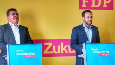 Spitzenkandidat Martin Hagen MdL (r.) und der ehem. Bayerische Wirtschaftsminister Franz Josef Pschierer MdL bei der Pressekonferenz am 26.09.2023 in München.