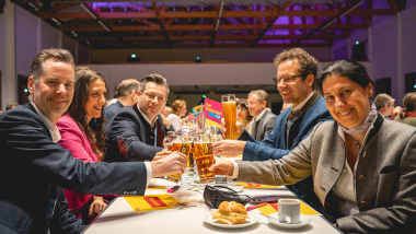 Die Rednerinnen und Redner des Politischen Aschermittwochs 2025 der FDP Bayern  [v. l. n. r.: Christian Dürr (FDP-Präsidiumsmitglied und Bundestagsfraktionschef), Nicole Bauer (Bezirksvorsitzende der FDP Niederbayern), Christoph Skutella (Generalsekretär der FDP Bayern), Peter von der Grün (liberaler Landrat von Neuburg-Schrobenhausen), Katja Hessel (Landesvorsitzende der FDP Bayern)].